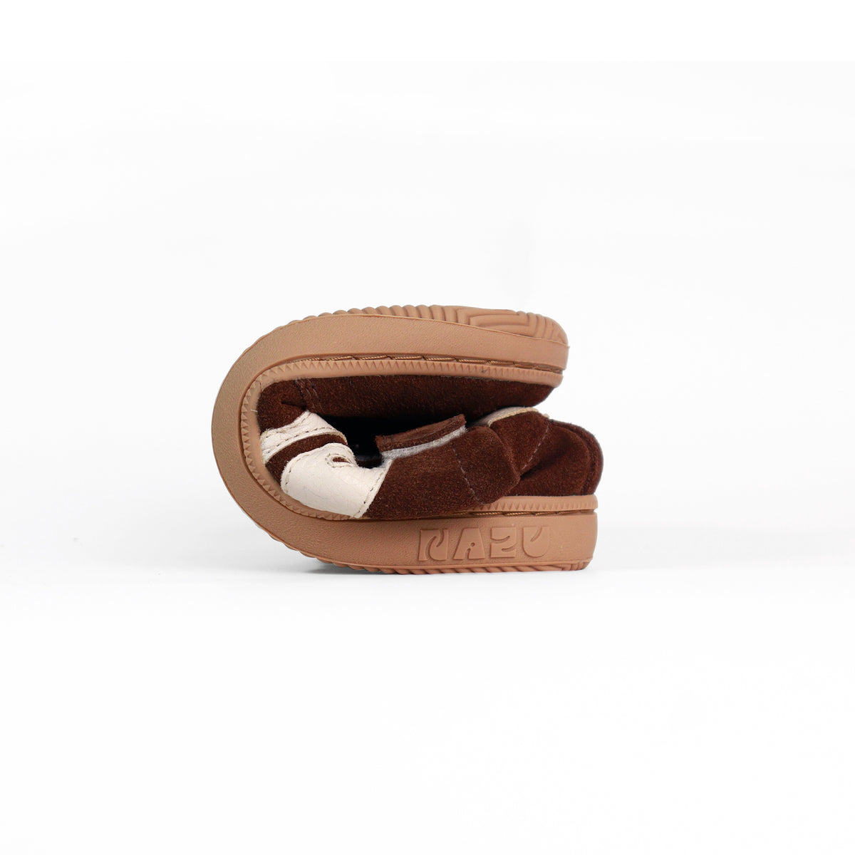 Zapatilla barefoot Benja doblada, muestra su suela flexible